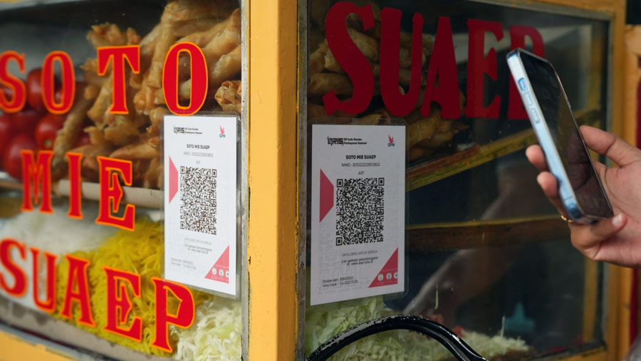 Kode QR untuk pembayaran seluler ditampilkan di warung makan di Jakarta, Indonesia (Dimas Ardian/Bloomberg)