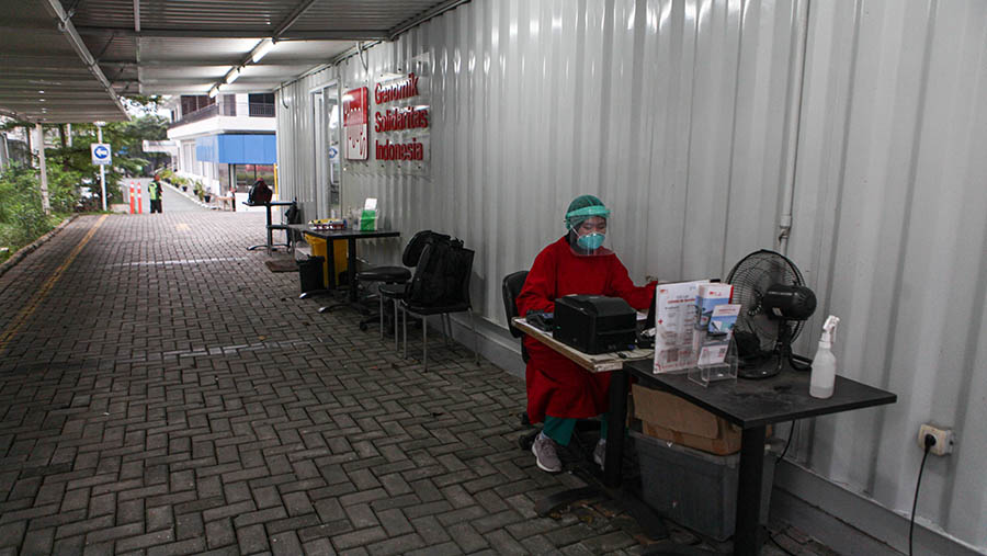 Tenaga kesehatan melihat data di layanan tes Covid-19 di Jakarta, Senin (8/4/2023). (Bloomberg Technoz/ Andrean Kristianto)