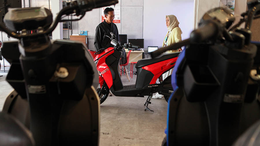 Calon pembeli melihat motor listrik di kawasan Bintaro, Tangerang Selatan, Selasa (9/5/2023). (Bloomberg Technoz/ Andrean Kristianto)