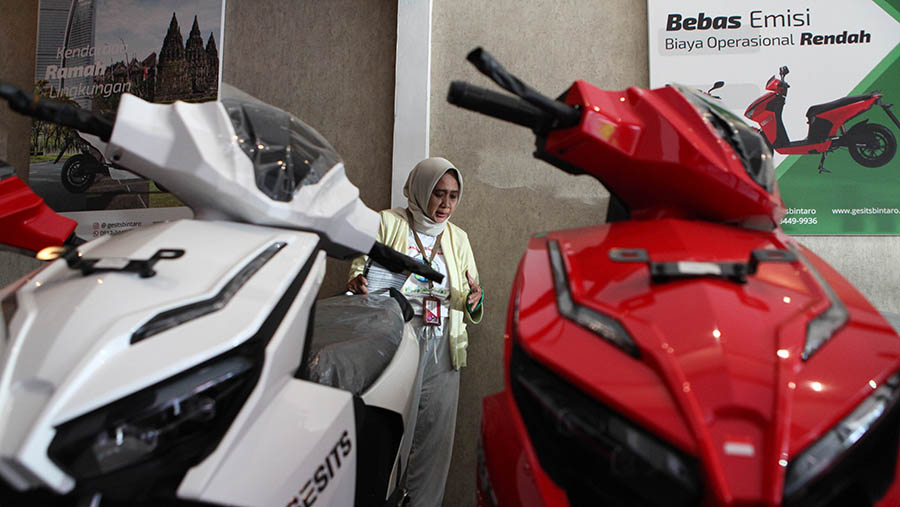 Calon pembeli melihat motor listrik di kawasan Bintaro, Tangerang Selatan, Selasa (9/5/2023). (Bloomberg Technoz/ Andrean Kristianto)