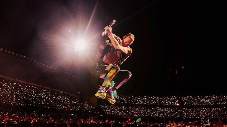Suasana konser Coldplay di Brazil. (Dok @annaleemedia lewat unggahan @coldplay/Instagram)