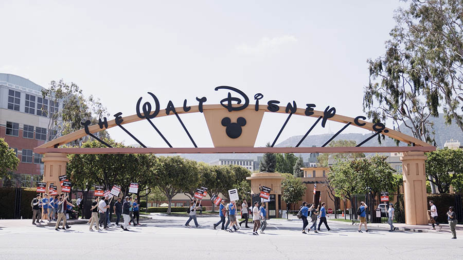 Penulis naskah melakukan aksi unuk rasa di luar Disney Studios di Burbank, California, AS, Senin (8/5/2023). (Eric Thayer/Bloomberg)