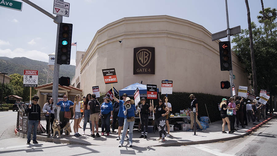 Pedemo penulis naskah melakukan aksi unuk rasa di luar studio Warner Brothers di Burbank, California, AS, Senin (8/5/2023). (Eric Thayer/Bloomberg)