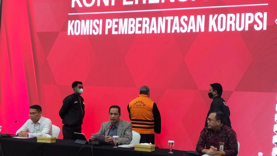 Wakil Ketua KPK Nurul Ghufron (tengah) dalam konferensi pers (Bloomberg Technoz/Sultan Ibnu Affan)