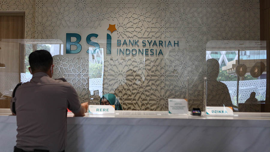 Petugas keamanan berbicara dengan teller di kantor cabang BSI, Thamrin, Jakarta , Rabu (10/5/2023). (Bloomberg  Technoz/ Andrean Kristianto)