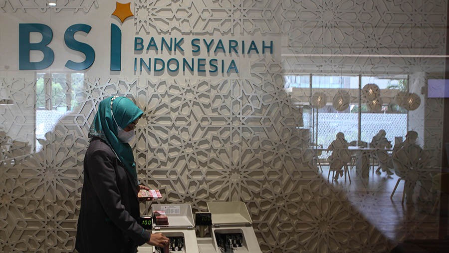 Petugas menghitung uang di kantor cabang BSI, Thamrin, Jakarta , Rabu (10/5/2023). (Bloomberg  Technoz/ Andrean Kristianto)