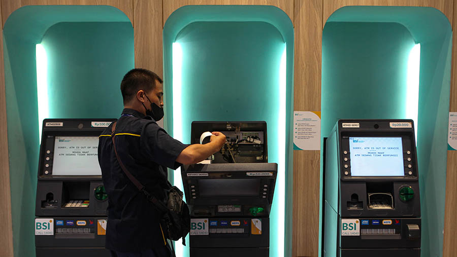 Teknisi memperbaiki ATM Bank BSI yang Offline di kantor cabang BSI, Thamrin, Jakarta , Rabu (10/5/2023). (Bloomberg Technoz/ Andrean Kristianto)