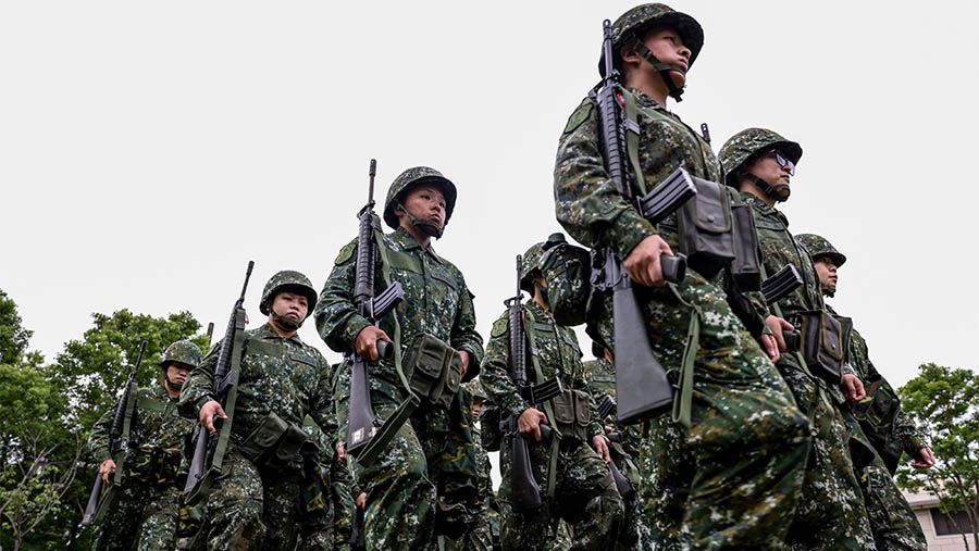 Pasukan cadangan militer wanita Taiwan berbaris selama latihan di Taoyuan, Taiwan, Selasa (9/5/2023). (I-Hwa Cheng/Bloomberg)