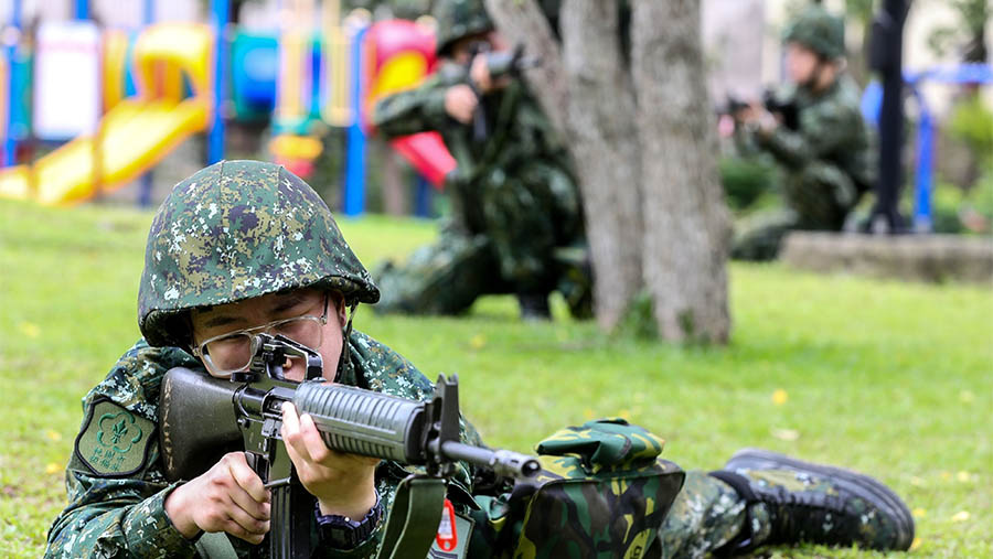Pasukan cadangan militer wanita Taiwan mengikuti latihan militer di Taoyuan, Taiwan, Selasa (9/5/2023). (I-Hwa Cheng/Bloomberg)