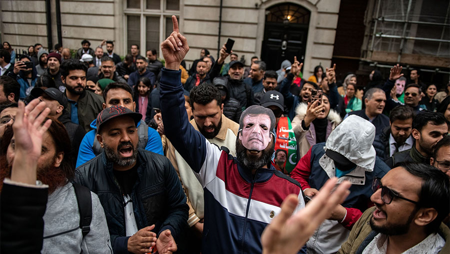 Pedemo memprotes penangkapan mantan PM Pakistan, Imran Khan di luar Avenfield House, London, Inggris, Rabu (10/5/2023). (Chris J. Ratcliffe/Bloomberg)