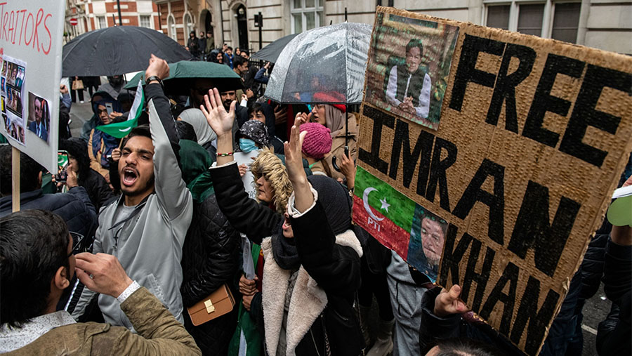 Pedemo memprotes penangkapan mantan PM Pakistan, Imran Khan di luar Avenfield House, London, Inggris, Rabu (10/5/2023). (Chris J. Ratcliffe/Bloomberg)