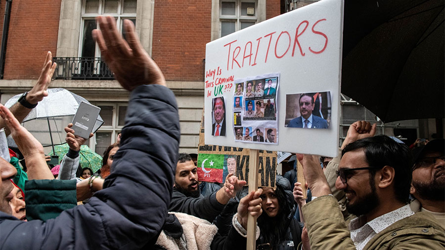 Pedemo memprotes penangkapan mantan PM Pakistan, Imran Khan di luar Avenfield House, London, Inggris, Rabu (10/5/2023). (Chris J. Ratcliffe/Bloomberg)
