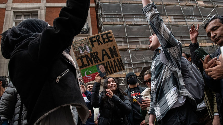 Pedemo memprotes penangkapan mantan PM Pakistan, Imran Khan di luar Avenfield House, London, Inggris, Rabu (10/5/2023). (Chris J. Ratcliffe/Bloomberg)