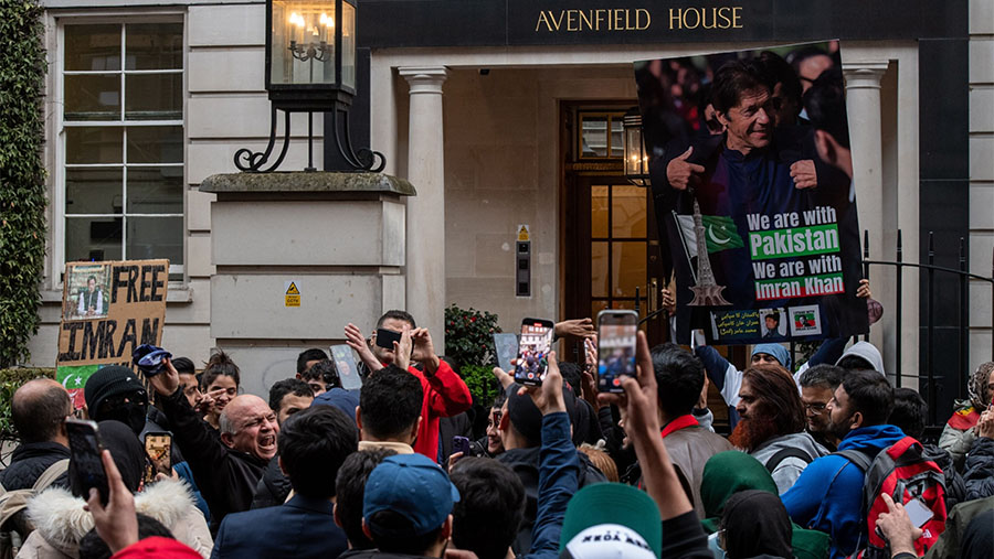 Pedemo memprotes penangkapan mantan PM Pakistan, Imran Khan di luar Avenfield House, London, Inggris, Rabu (10/5/2023). (Chris J. Ratcliffe/Bloomberg)