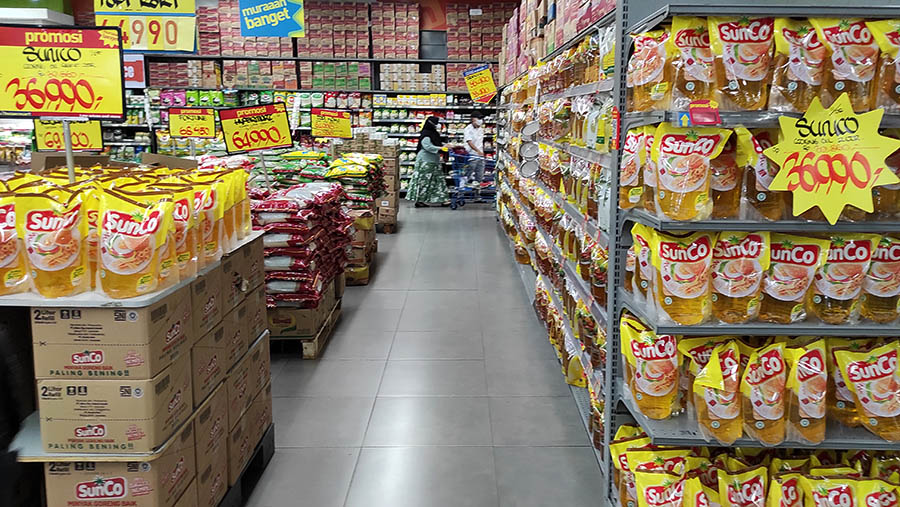 Calon pembeli melihat minyak goreng di salah satu pusat perbelanjaan di Jakarta, Kamis (11/5/2023). (Bloomberg Technoz/ Andrean Kristianto)