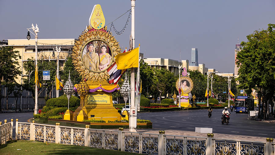 Potret Raja Vajiralongkorn dan Ratu Suthida Bajrasudhabimalalakshana di Bangkok, Thailand, Sabtu (6/5/2023). (Andre Malerba/Bloomberg)
