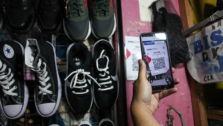 Pembeli melakukan pembayaran digital (QRIS) di Pasar Minggu, Kamis (11/5/2023). (Bloomberg Technoz/ Andrean Kristianto)