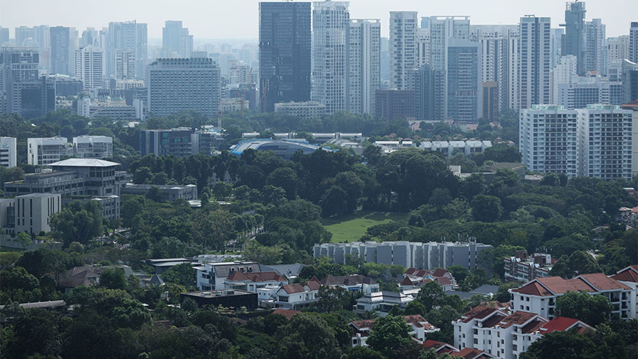Suasana perumahan dengan latar gedung bertingkatdi Ridley Park dan Tanglin Hill di Singapura, Sabtu (29/4/2023). (Lionel Ng/Bloomberg)