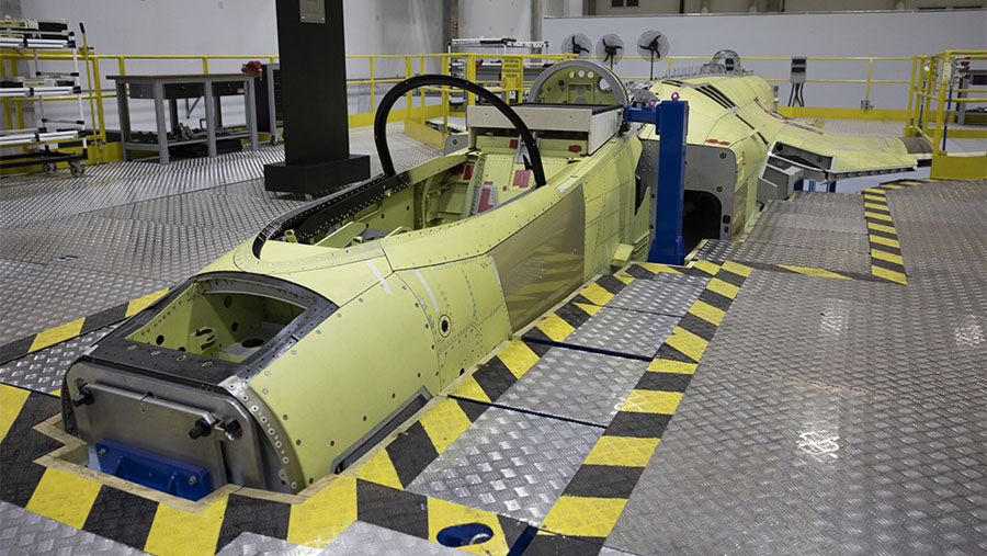 Lini produksi jet tempur F-39 Gripen di fasilitas Embraer SA di Gaviao Peixoto, Sao Paulo, Brasil, Selasa (9/5/2023). (Victor Moriyama/Bloomberg)