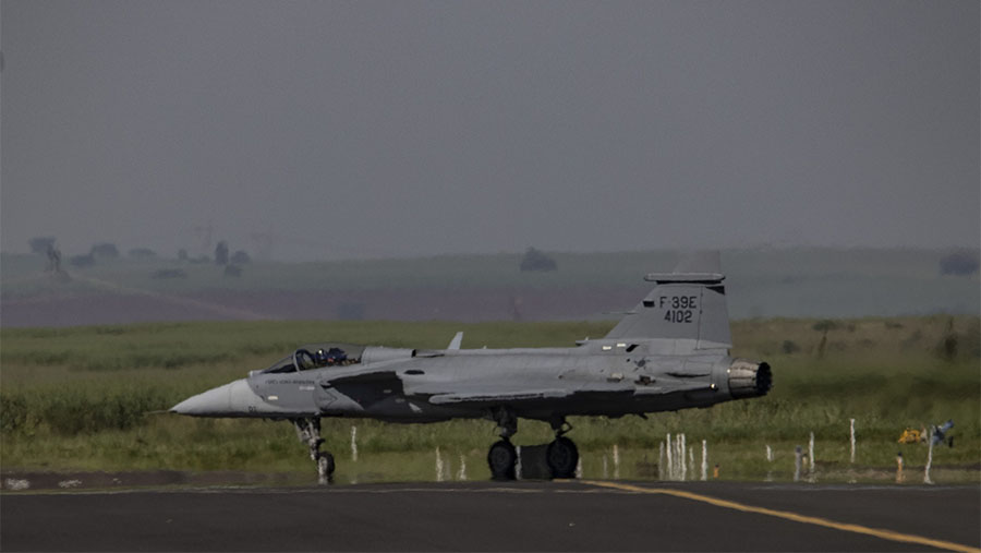 Jet tempur F-39 Gripendi fasilitas Embraer SA di Gaviao Peixoto, Sao Paulo, Brasil, Selasa (9/5/2023). (Victor Moriyama/Bloomberg)