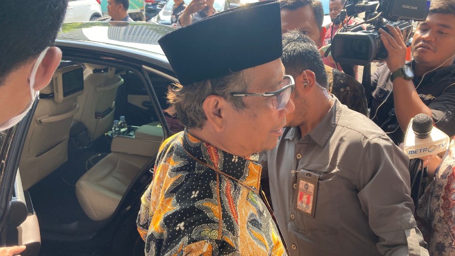 Menkopolhukam Mahfud MD usai menghadiri Ikatan Alumni Universitas Brawijaya. (Rezha Hadyan/Bloomberg Technoz)