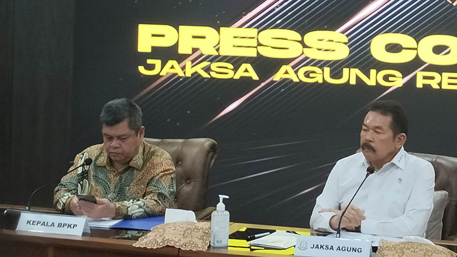 Konfrensi pers Kepala BPKP Muhammad Yusuf Ateh (kiri) dan Jaksa Agung ST Burhanuddin (kanan). (Bloomberg Technoz/ Sultan Ibnu Affan)