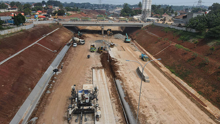 Proyek Tol Cijago ruas Limo - Krukut di Limo, Depok, Jawa Barat, Senin (15/4/2023). (Bloomberg Technoz/ Andrean Kristianto)