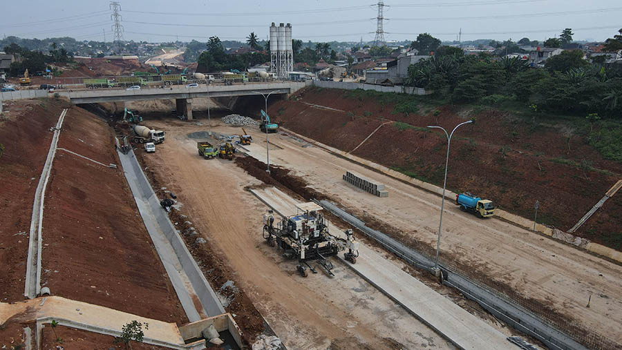 Proyek Tol Cijago ruas Limo - Krukut di Limo, Depok, Jawa Barat, Senin (15/4/2023). (Bloomberg Technoz/ Andrean Kristianto)