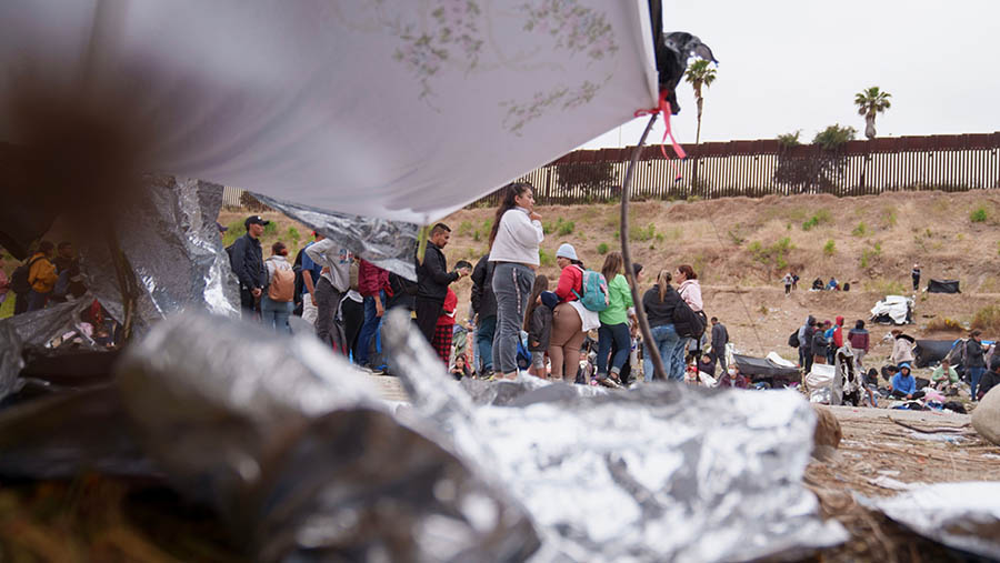 Sejumlah imigran di kamp darurat di perbatasan AS-Meksiko di San Diego, California, AS, Jumat (12/5/2023). (Eric Thayer/Bloomberg)