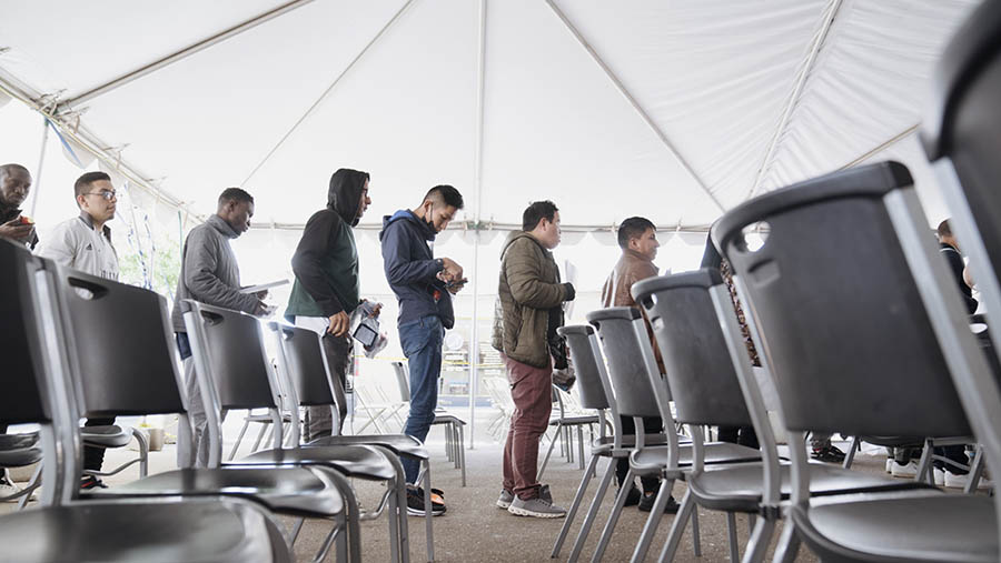 Migran di fasilitas transisi setelah dibebaskan oleh Patroli Perbatasan AS di Yuma, Arizona, AS, Jumat (12/5/2023). (Eric Thayer/Bloomberg)