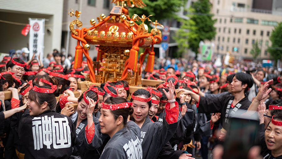 Peserta Kanda Matsuri membawa kuil portabel di Tokyo, Jepang, Minggu (14/5/2023). (Nicholas Takahashi/Bloomberg)