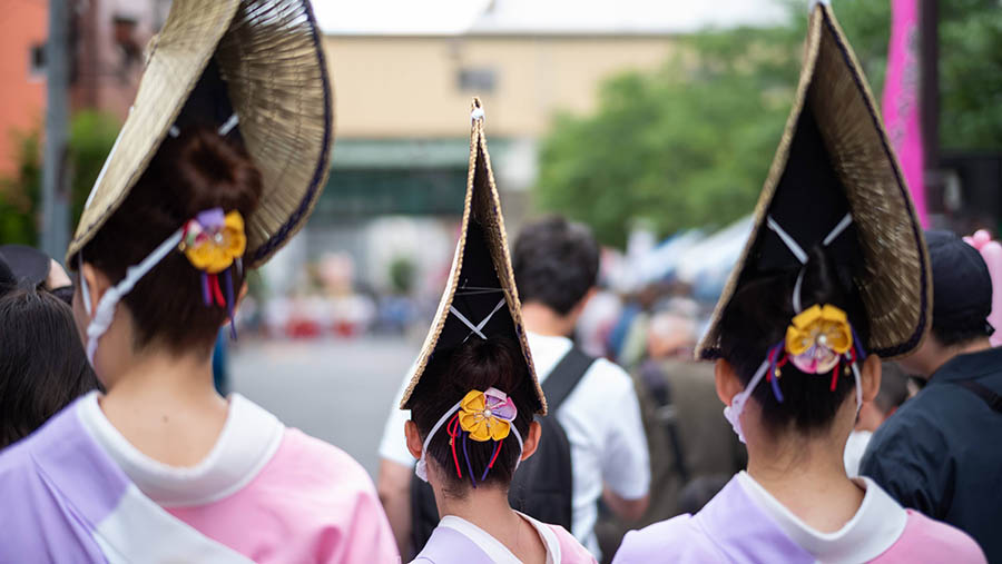 Sekelompok penampil berbaris selama parade Kanda Matsuri di Tokyo,  Jepang, Minggu (14/5/2023). (Nicholas Takahashi/Bloomberg)