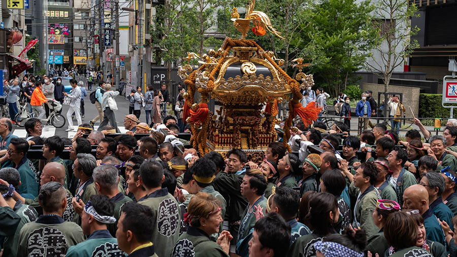 Peserta Kanda Matsuri membawa kuil portabel di Tokyo, Jepang, Minggu (14/5/2023). (Nicholas Takahashi/Bloomberg)