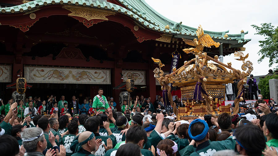 Pada tahun 2021, hanya upacara Shinto yang diadakan sebagai langkah pencegahan terhadap virus corona. (Nicholas Takahashi/Bloomberg)