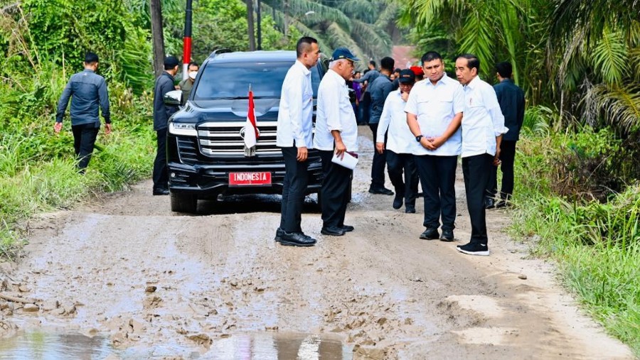 Jokowi mengecek jalan rusak parah di Labuhan Batu, Sumatera Utara (Twitter @jokowi)