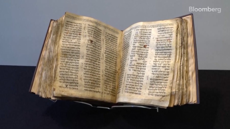 Alkitab berusia 1.100 tahun dalam bahasa Ibrani (tangkapan layar video Bloomberg)