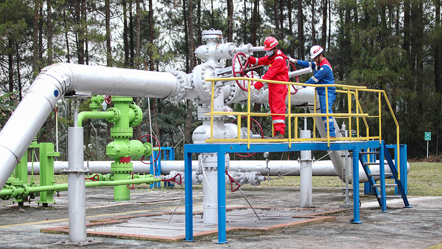 Sumur bor produksi KMJ 56 yang dioperasikan PT Pertamina Geothermal Energy di Garut, Rabu (17/5/2023). (Bloomberg Technoz/ Andrean Kristianto)