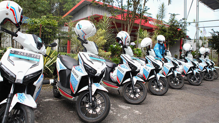 Pengemudi Ranger App bersiap menaiki motor listriknya di Garut, Jawa Barat, Rabu (17/5/2023). (Bloomberg Technoz/ Andrean Kristianto)