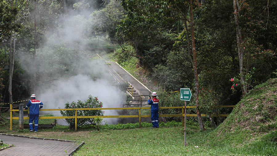 Kepulan asap yang keluar dari Kawah Hujan di Taman Wisata Alam Kawah Kamojang, Garut, Rabu (17/5/2023). (Bloomberg Technoz/ Andrean Kristianto)