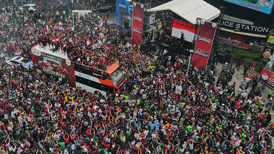 Pawai pemain timnas sepak bola Indonesia U-22 digelar di Bundaran HI, Jakarta, Jumat (19/5/2023). (Bloomberg Technoz/ Andrean Kristianto)