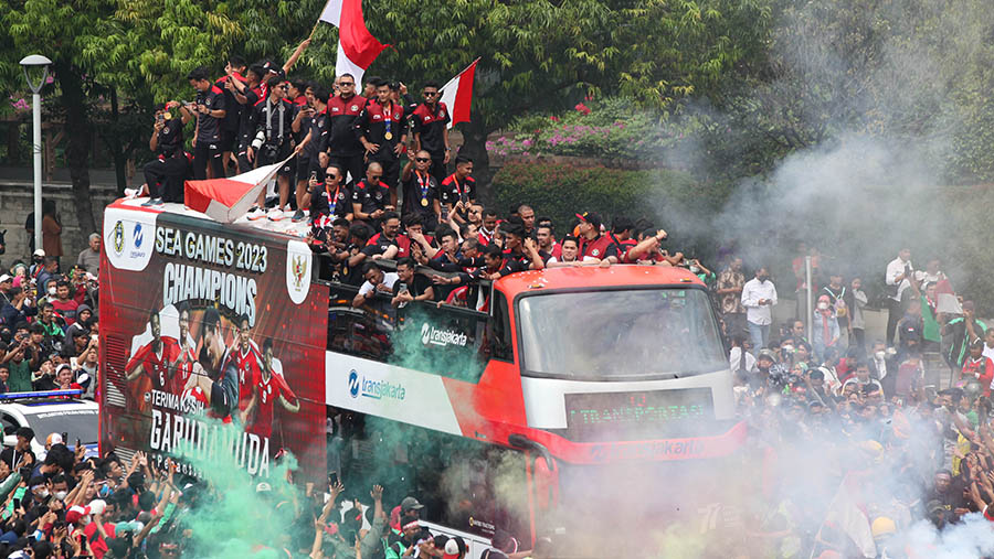 Pawai pemain timnas sepak bola Indonesia U-22 digelar di Bundaran HI, Jakarta, Jumat (19/5/2023). (Bloomberg Technoz/ Andrean Kristianto)