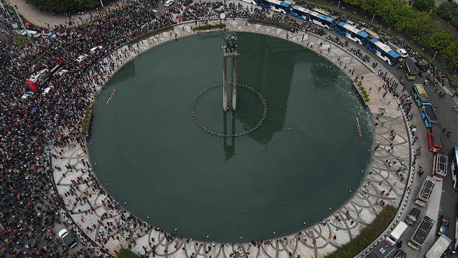 Warga yang ingin menyaksikan kirab juara telah berkumpul di Bundaran HI sejak pagi hari. (Bloomberg Technoz/ Andrean Kristianto)