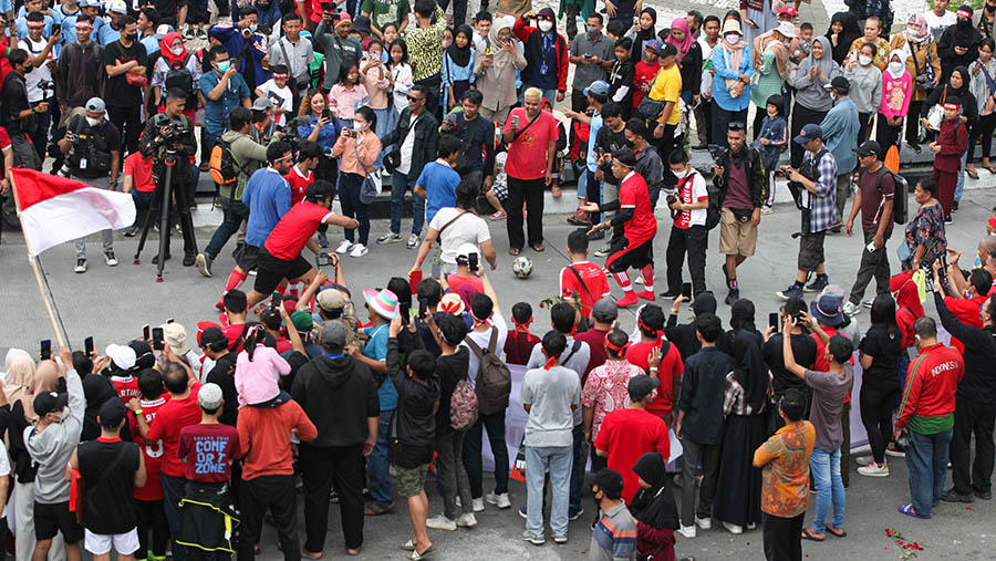 Sebelum arak-arakan tiba sejumlah anak muda melakukan treatrikal saat laga final sepak bola Sea Games. (Bloomberg Technoz/Andrean Kristianto)