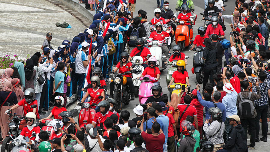 Selain kendaraan roda empat, sejumlah motor juga mengikuti kirab juara ini. (Bloomberg Technoz/Andrean Kristianto)