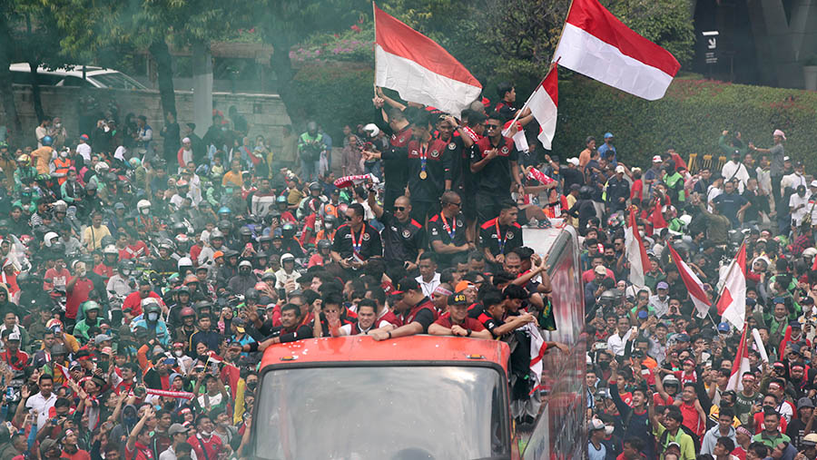 Timnas Indonesia U-22 mengikuti kirab juara Kontingen SEA Games 2023 di Bundaran HI, Jakarta, Jumat (19/5/2023). (Bloomberg Technoz/Andrean Kristianto