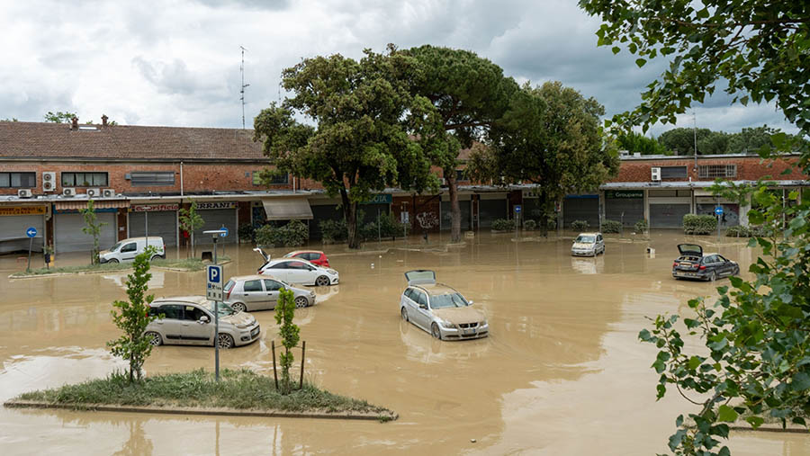 Perwakilan kementerian dalam negeri setempat mengatakan sekitar 14.000 orang harus dievakuasi dari daerah itu. (Francesca Volpi/Bloomberg)