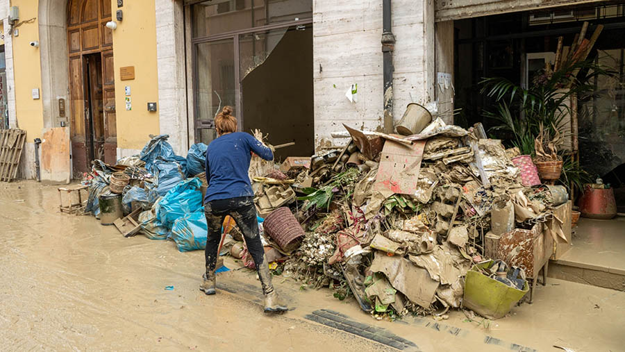 Menurut laporan dari kantor berita Ansa, tiga belas orang tewas dan sekitar 10.000 orang terlantar akibat banjir tersebut. (Francesca Volpi/Bloomberg)