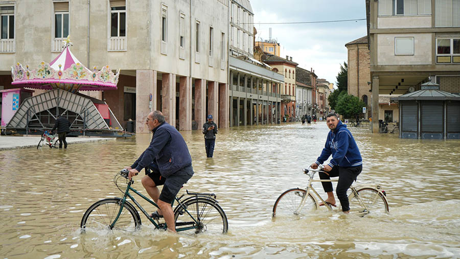 Namun, biaya pemulihan pasca banjir diperkirakan akan meningkat.  (Francesca Volpi/Bloomberg)
