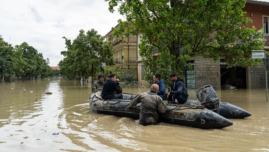 Hujan deras selama tiga hari terakhir memicu banjir dan tanah longsor di wilayah Emilia-Romagna utara Italia. (Francesca Volpi/Bloomberg)