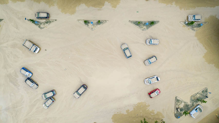 Mobil terendam banjir di Faenza, di wilayah Emilia-Romagna, Italia utara, Kamis (18/5/2023). (Michele Lapini/Bloomberg)
